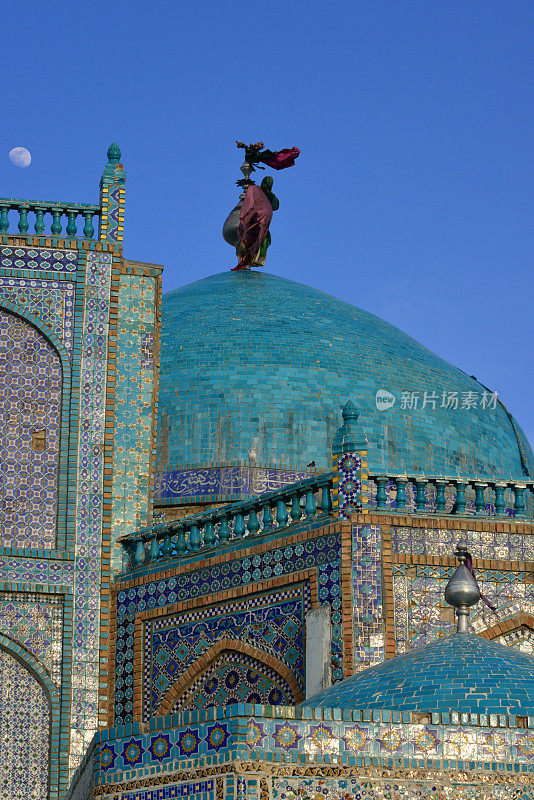 阿里的神社(Hazrat Ali Mazar) -圆顶和墙壁与波斯瓷砖，马扎里沙里夫，巴尔赫省，阿富汗